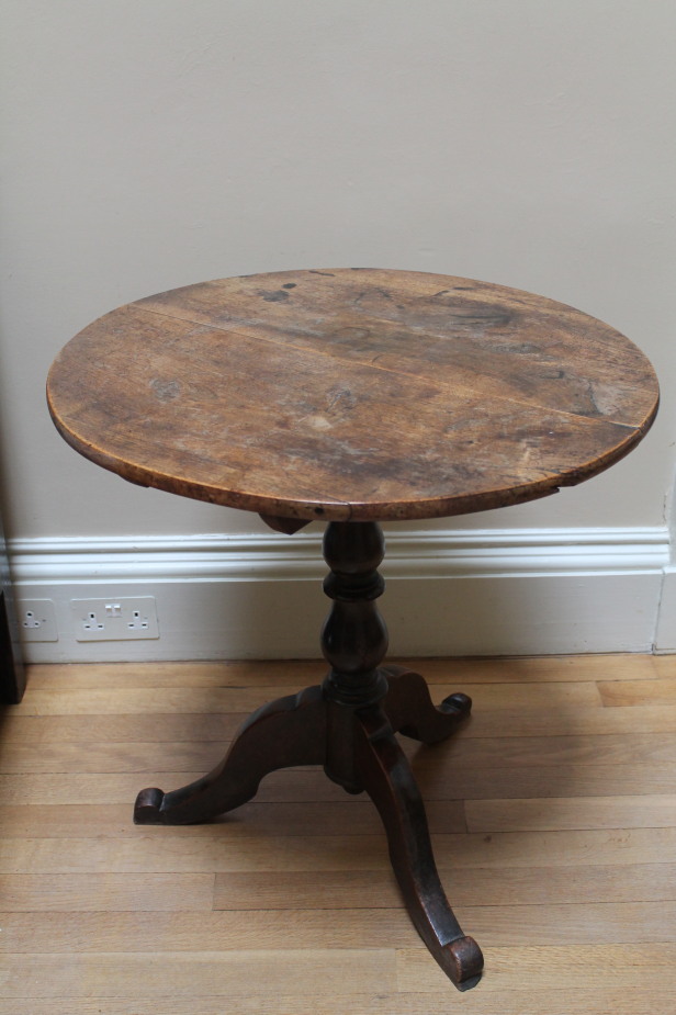 Appraisal: An thC mahogany supper table with circular tilt top baluster