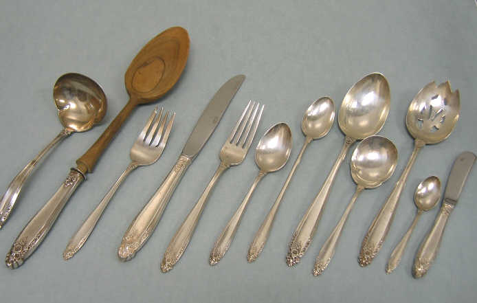 Appraisal: INTERNATIONAL STERLING SILVER FLATWARE SET Prelude pattern comprising fifteen knives