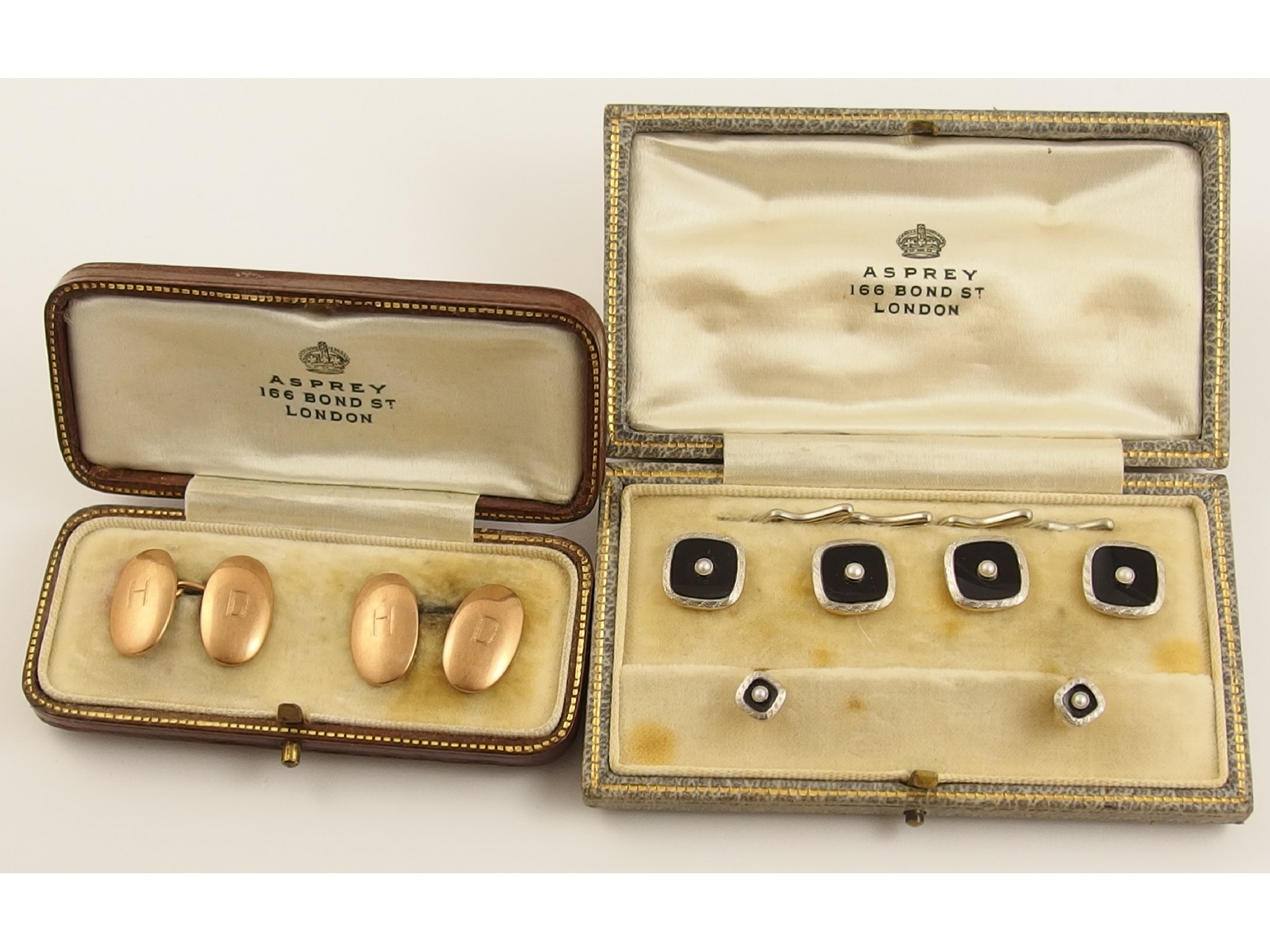 Appraisal: A cased set of Asprey buttons and studs and a