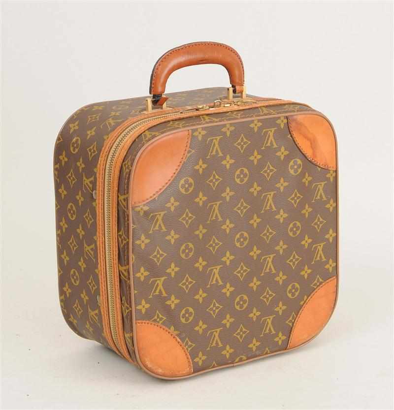 Appraisal: LOUIS VUITTON LEATHER-MOUNTED COSMETIC CASE WITH ZIP CLOSE x x