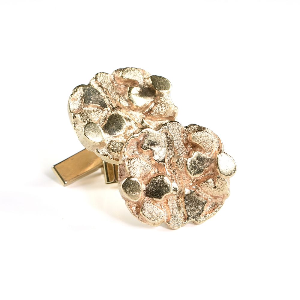 Appraisal: A PAIR OF K YELLOW GOLD NUGGET SHAPED CUFFLINKS A