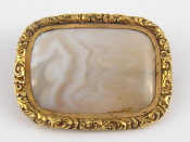 Appraisal: A yellow metal tests carat gold agate brooch approx x