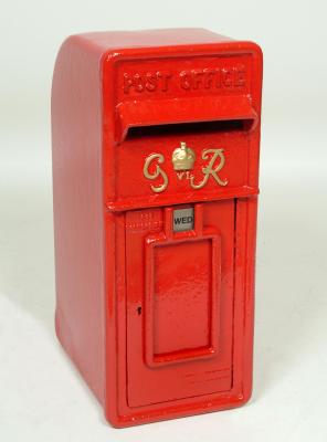 Appraisal: A GEORGE VI CAST IRON ROYAL MAIL LETTER BOX the