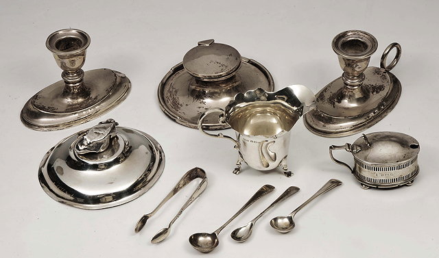 Appraisal: A SMALL QUANTITY OF VARIOUS SILVER ITEMS to include a