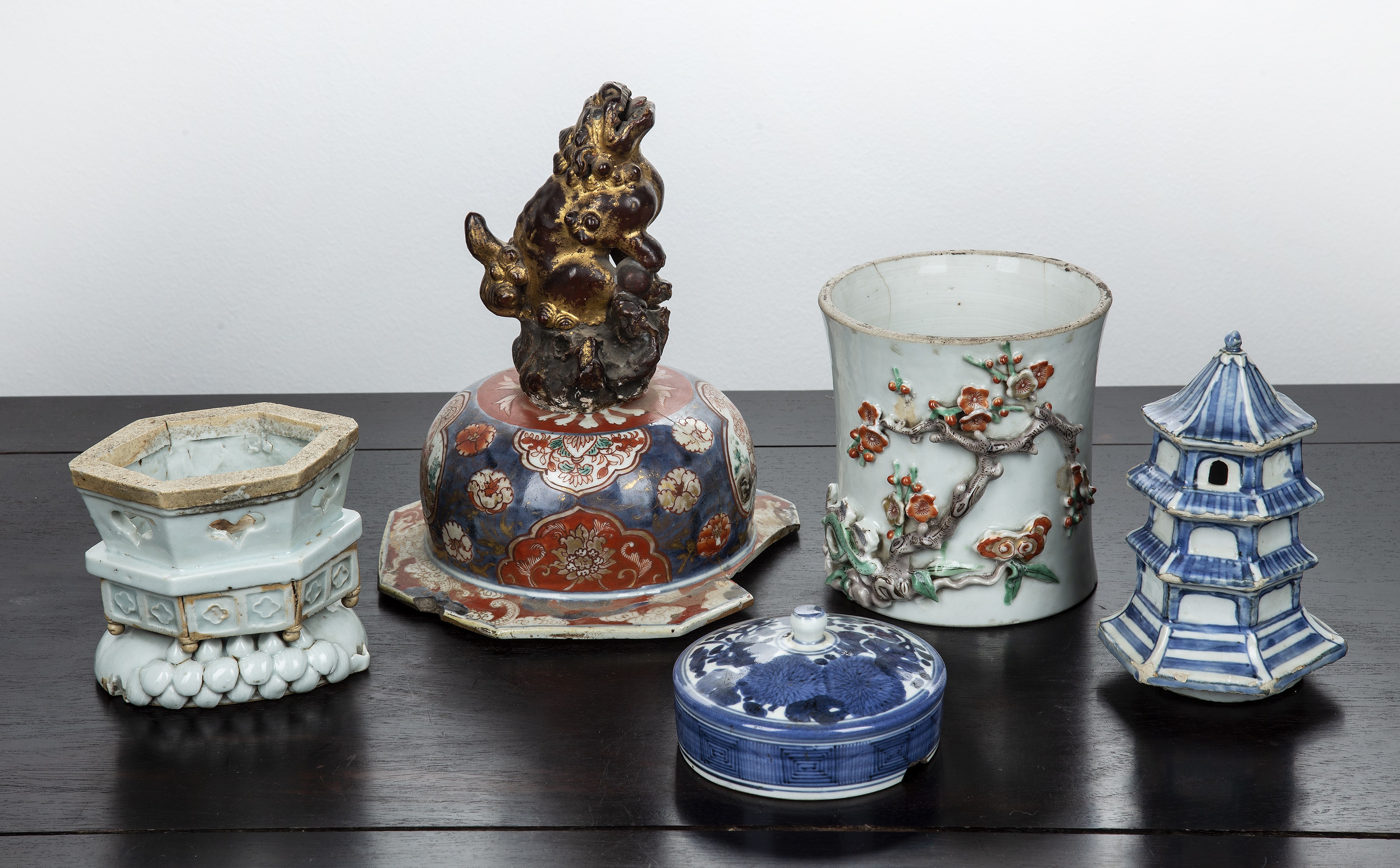 Appraisal: Group of porcelain Chinese and Japanese th Century and later