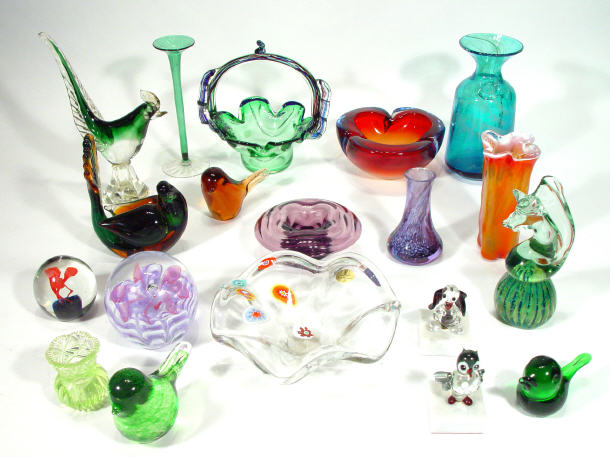 Appraisal: Nineteen mixed Art glass items including Murano glass birds largest