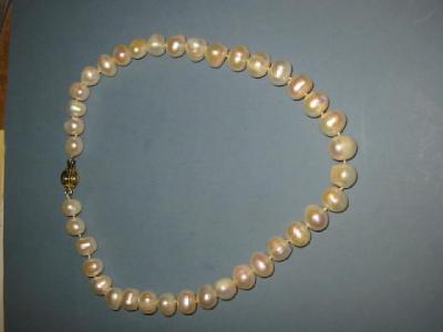 Appraisal: A FRESH WATER PEARL NECKLACE the large white beads with