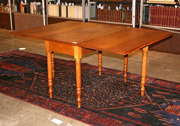 Appraisal: A late Federal drop leaf table first quarter th century