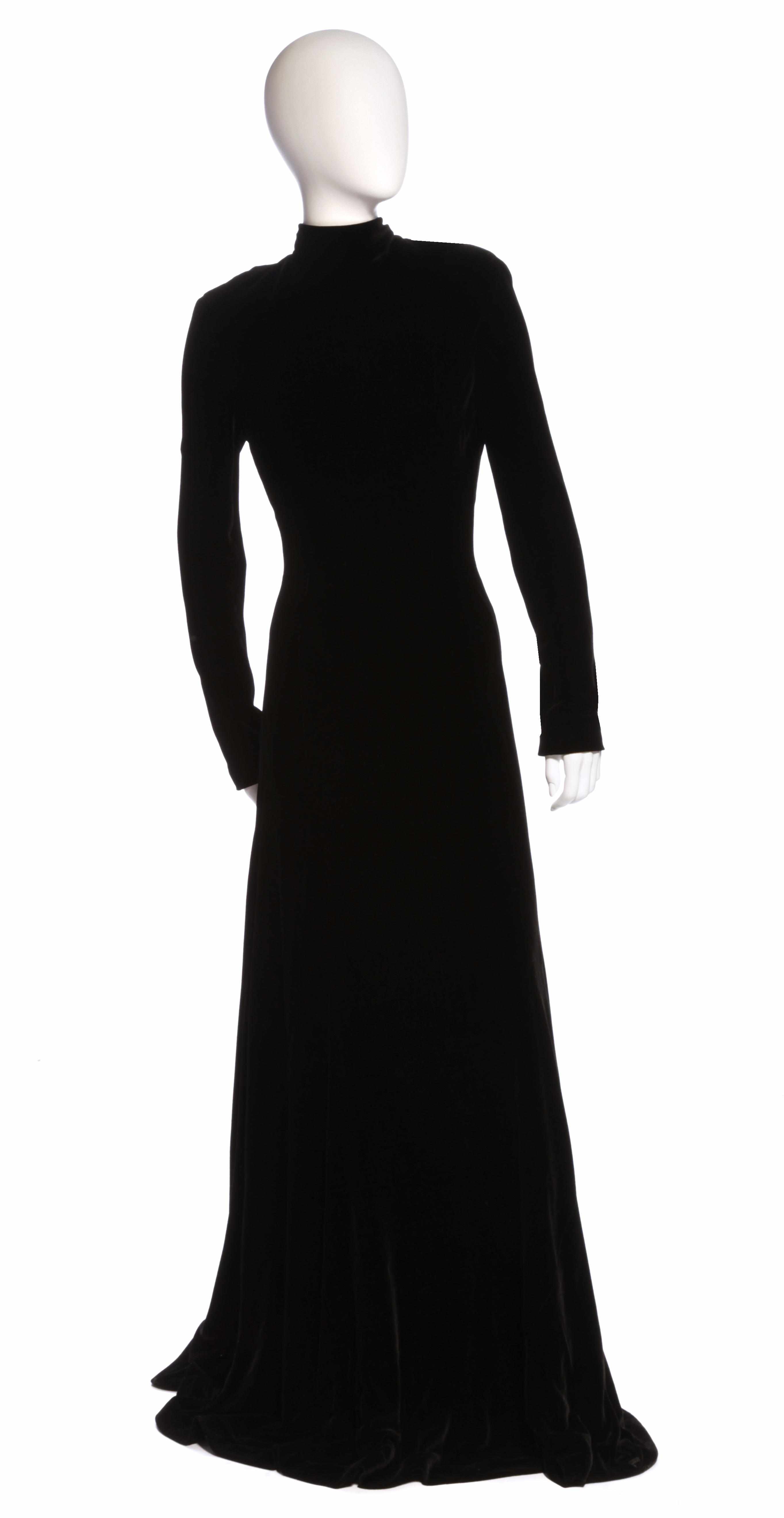 Appraisal: A Richard Tyler black velvet turtle neck slinky gown size