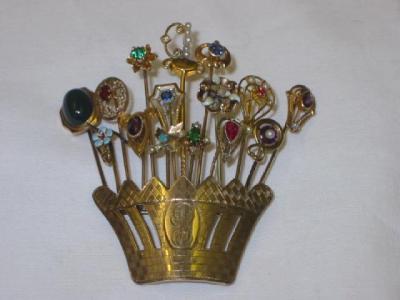 Appraisal: A VICTORIAN HAT PIN BROOCH comprising fifteen gold pins set