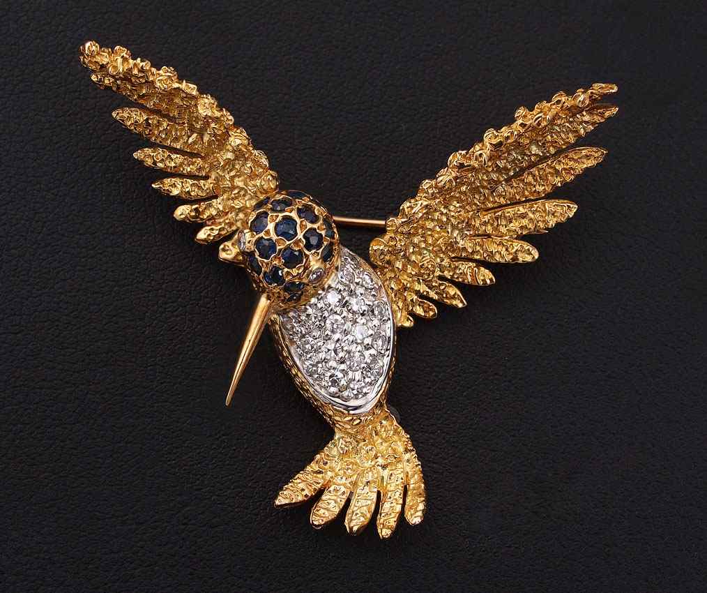 Appraisal: K HUMMINGBIRD DIAMOND BROOCH K yellow gold hummingbird brooch the