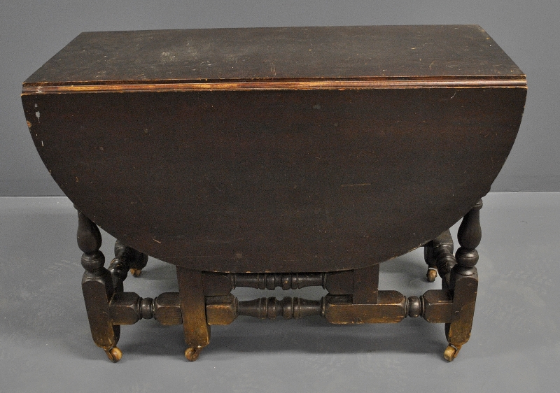 Appraisal: - Pennsylvania William and Mary gateleg drop-leaf table h top