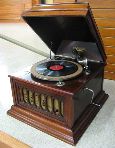 Appraisal: SILVERTONE TABLETOP PHONOGRAPH sold and produced by Sears Roebuck Co