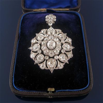 Appraisal: A Victorian diamond brooch pendant the central circular cut diamond