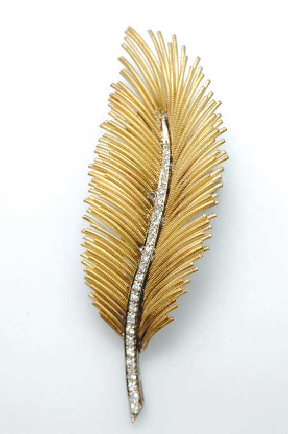 Appraisal: ITALIAN GOLD FEATHER PIN Italian gold pin in the form