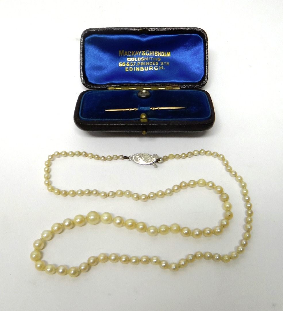 Appraisal: A single row necklace of graduated cultured pearls on a