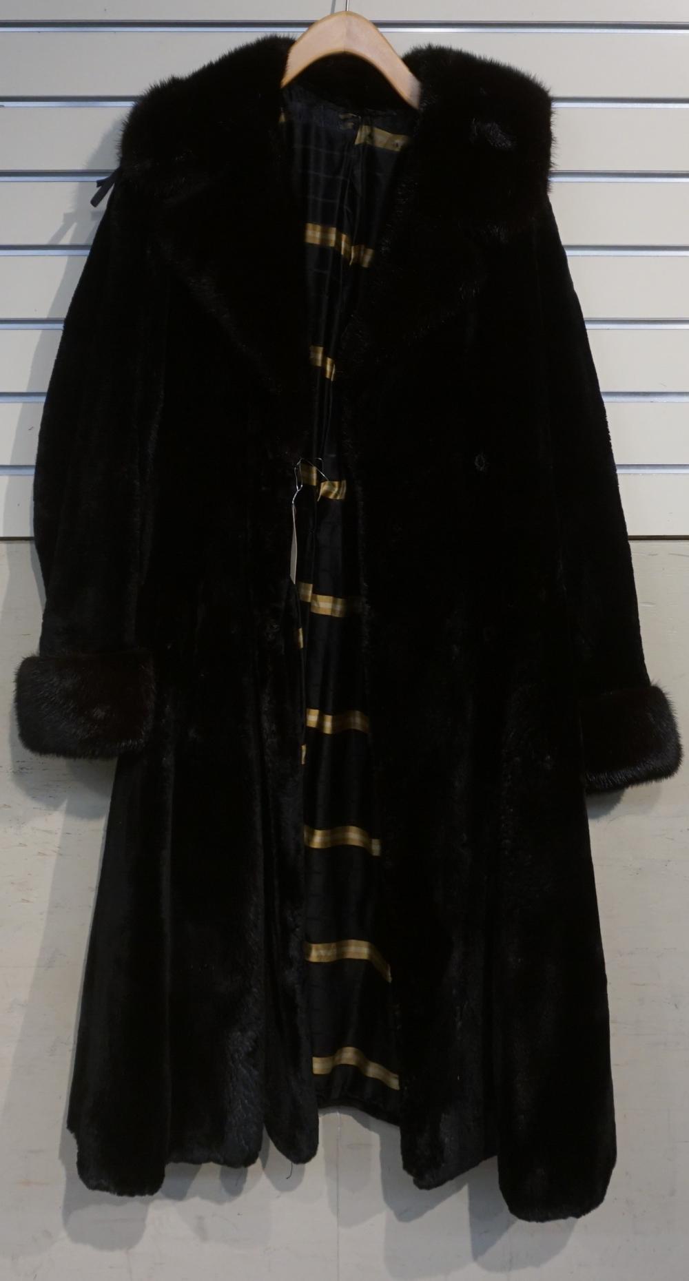 Appraisal: SEAL FUR COAT WITH MINK COLLARSeal Fur Coat with Mink