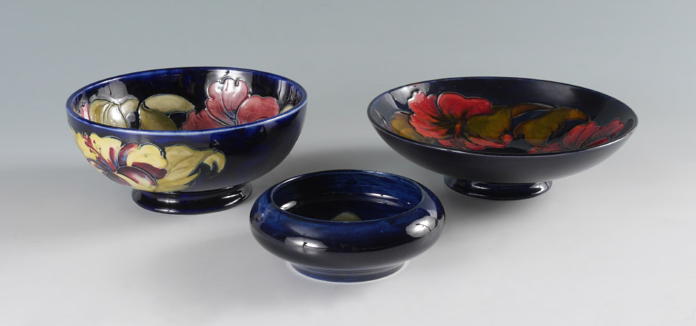 Appraisal: MOORCROFT HIBISCUS BOWLS pieces total each with blue ground and