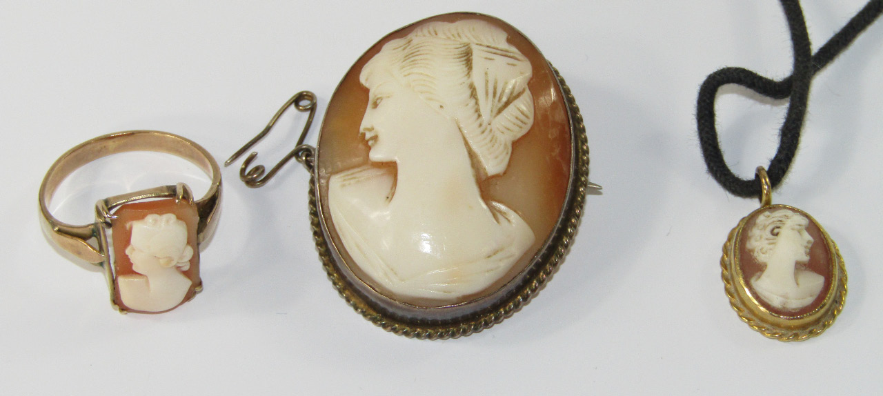 Appraisal: A suite of cameo jewellery comprising ct gold pendant ring