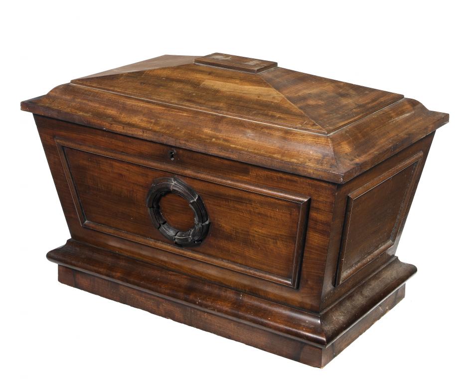 Appraisal: A WILLIAM IV MAHOGANY WINE COOLER of sarcophagus shape with