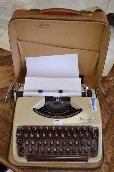 Appraisal: OLYMPIA SPLENDID TYPEWRITER IN ORIGINAL CASE COMES WITH EXTRA RIBBONS