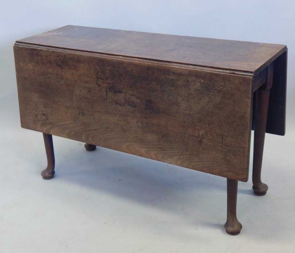 Appraisal: A thC oak drop leaf table on turned legs with