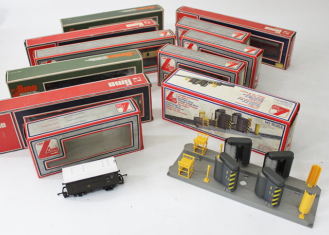 Appraisal: A GROUP OF BOXED LIMA model ' ' gauge railway