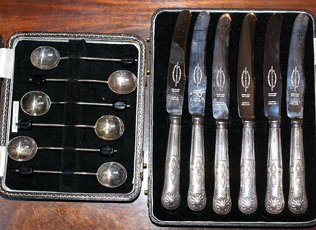 Appraisal: A SET OF SIX SILVER HANDLED KING'S PATTERN TEA KNIVES