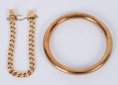 Appraisal: A gold bracelet of flattened curb links and a circular