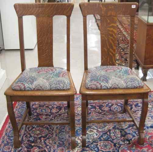 Appraisal: A SET OF SIX OAK DINING CHAIRS American c having