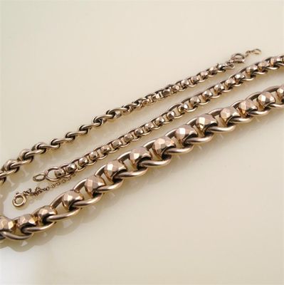 Appraisal: A ct gold graduated curb link necklace with faceted link