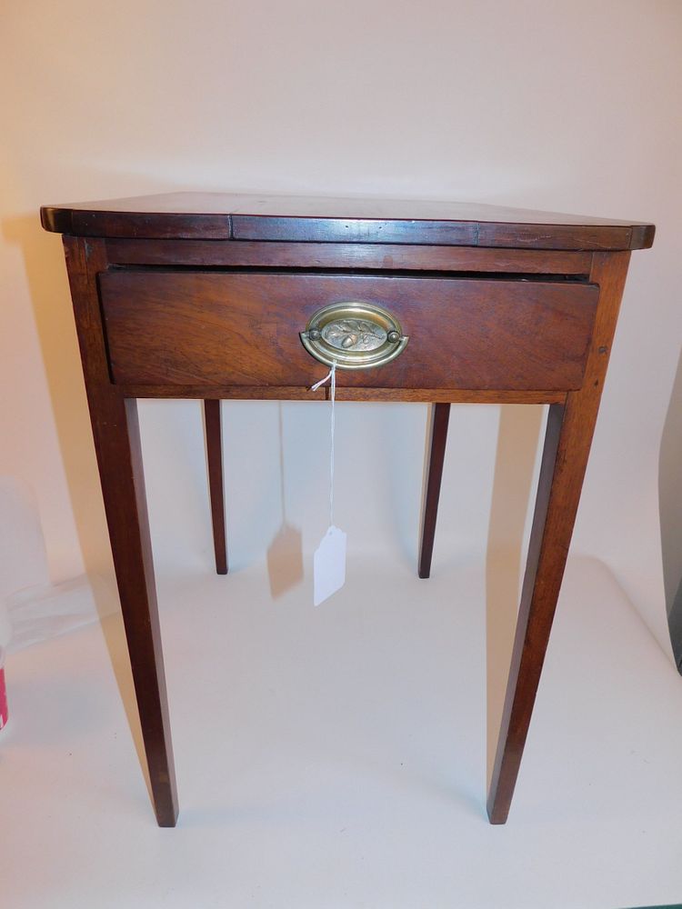 Appraisal: HEPPLEWHITE MAHOGANY DRAWER TABLE Period Hepplewhite mahogany one drawer table