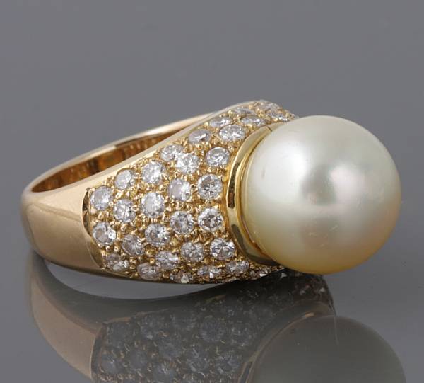 Appraisal: A cultured South Sea pearl diamond and k gold ring