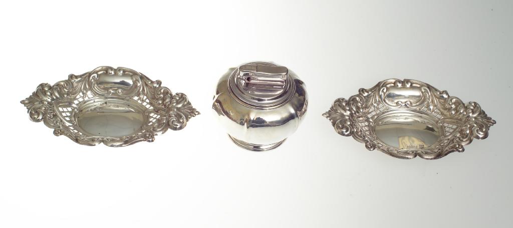 Appraisal: PAIR OF EDWARDIAN SILVER TRINKET DISHES CHESTER each of shaped