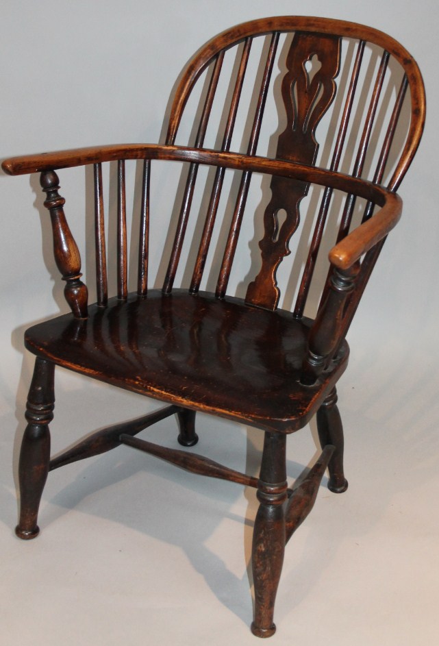 Appraisal: A thC ash and elm Windsor chair with pierced back