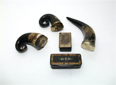 Appraisal: A collection of curly horn snuff mulls to include a