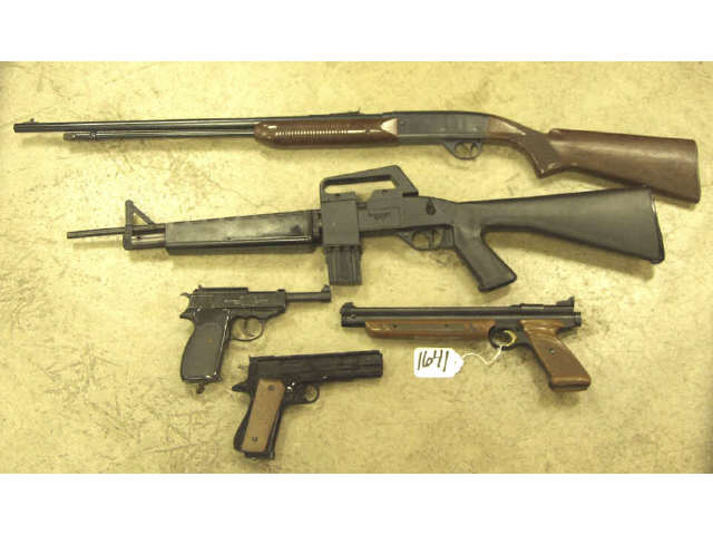 Appraisal: Collection of pellet pistols and pellet rifles including Crosman and