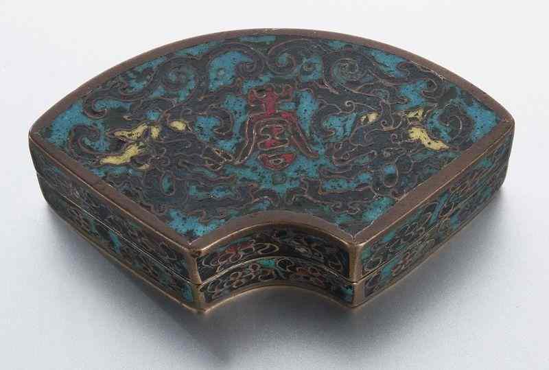 Appraisal: Chinese Qing Qianlong cloisonne cosmetic box having a fan shape