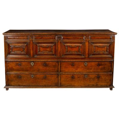 Appraisal: An th Century oak mule chest the hinged cover above