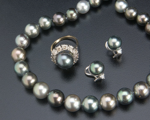 Appraisal: Assembled black pearl suite with diamonds in k gold graduated