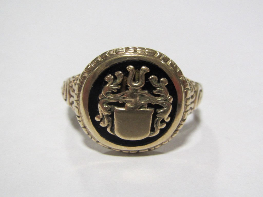 Appraisal: Gents ct gold onyx set ring with gold crest onlay