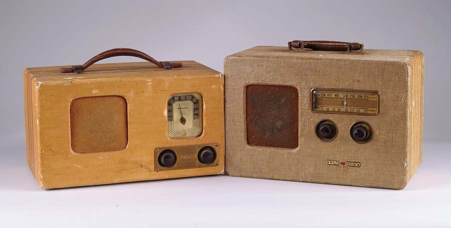 Appraisal: LOT OF TUBE RADIOS Lot includes a s portable cloth