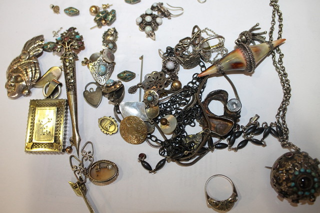 Appraisal: A COLLECTION OF MISCELLANEOUS JEWELLERY including a locket of square