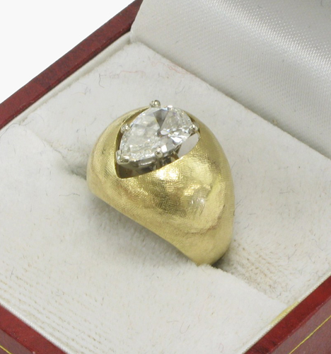 Appraisal: DIAMOND AND K YELLOW GOLD RING set with a pear-cut