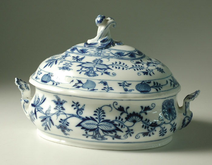 Appraisal: MEISSEN PORCELAIN COVERED SERVING BOWL in the Blue Onion pattern