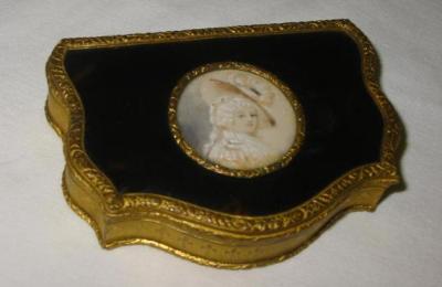 Appraisal: A GILT METAL TABLE BOX of serpentine outline the hinged