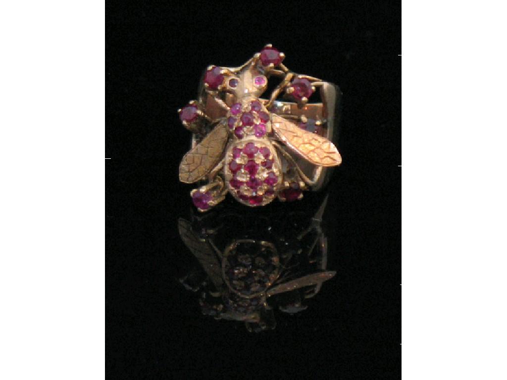 Appraisal: A RUBY SET COCKTAIL RING in the form of a