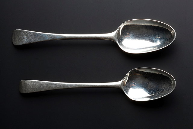 Appraisal: A SET OF SIX SILVER OLD ENGLISH PATTERN DESSERT SPOONS