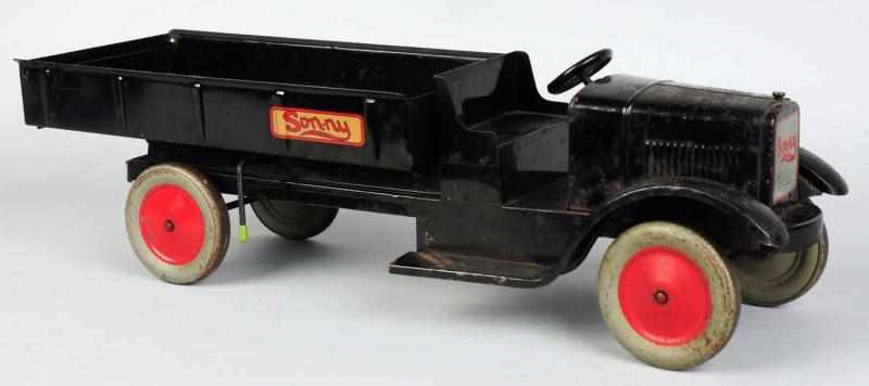 Appraisal: Pressed Steel Sunny Manual Dump Truck Toy Solid two-tone disc