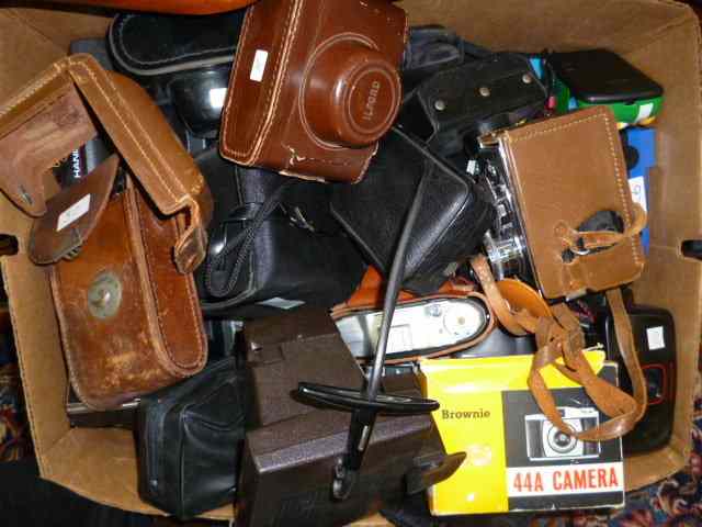 Appraisal: A QUANTITY OF TH CENTURY CAMERAS and camera accessories approx